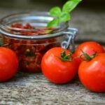 Tomaten zu Salaten, Suppen und anderen Gerichten verwenden