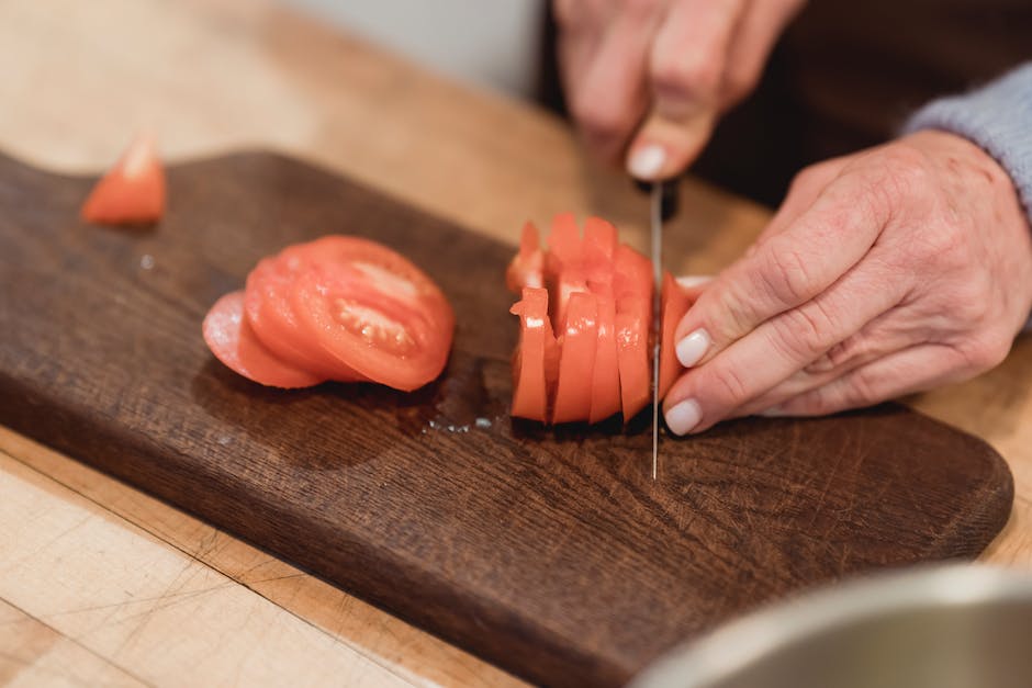 Tomaten kontrolliert kappen um die Wuchshöhe zu begrenzen