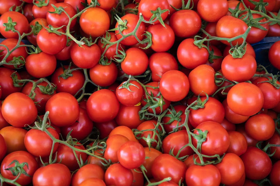 Grüne Tomaten im Herbst rot färben